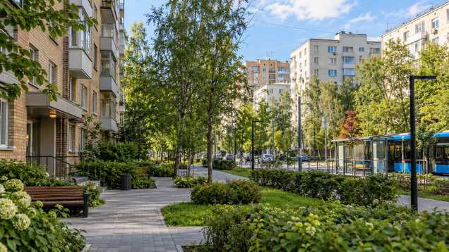 Жилой район Москвы рядом с остановкой транспорта